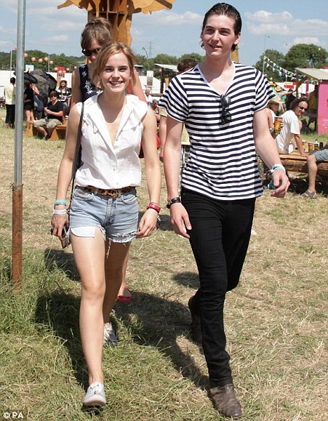 Emma Watson con su novio George Craig en Glastonbury