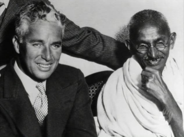 Charlie Chaplin con Gandhi