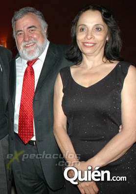 Alejandro Encinas y su esposa