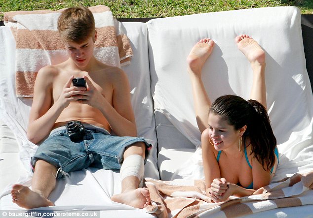 Selena Gomez y Justin Bieber se asolean