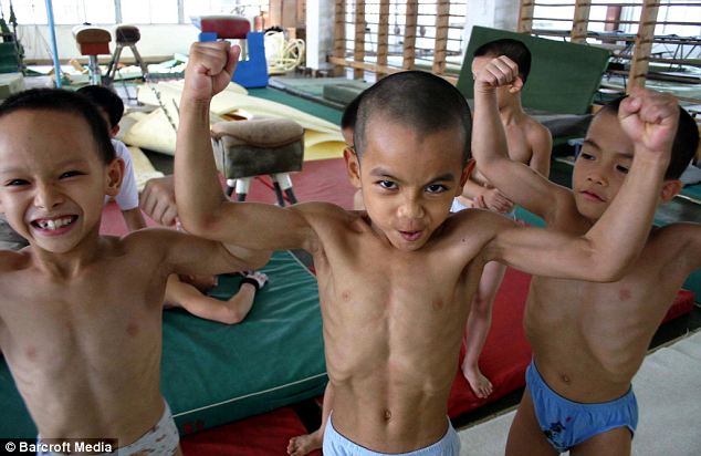 Entrenamiento gimnastas chinas