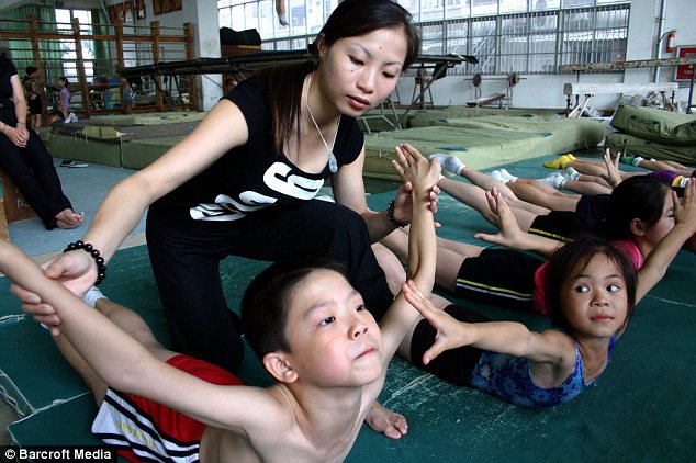 Entrenamiento gimnastas chinas