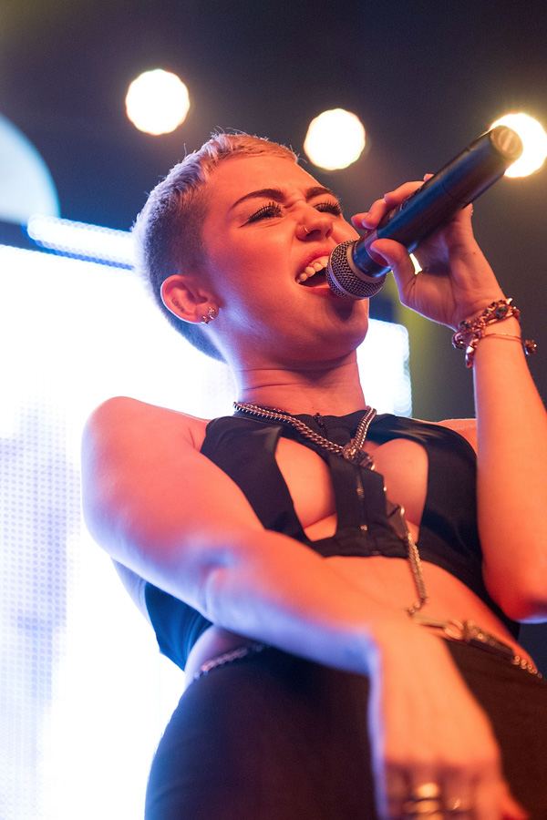 Miley Cyrus sexy concert