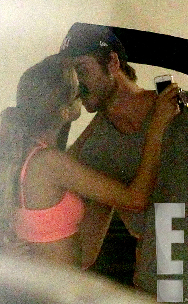 Liam Hemsworth y Eiza Gonzalez besandose