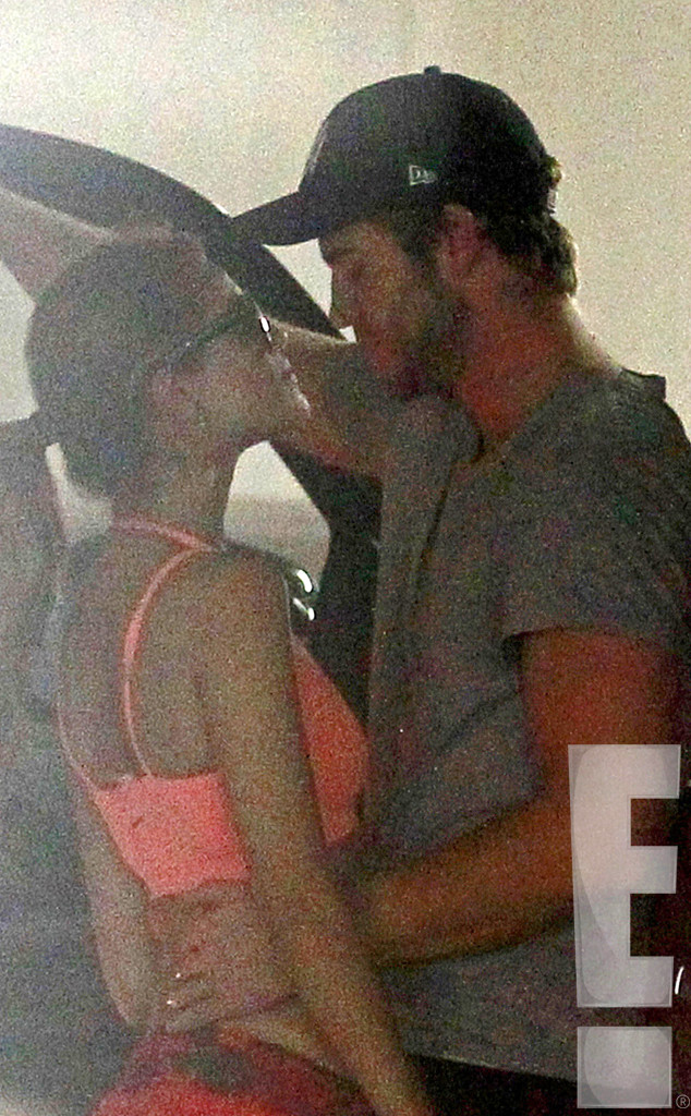 Liam Hemsworth y Eiza Gonzalez besandose