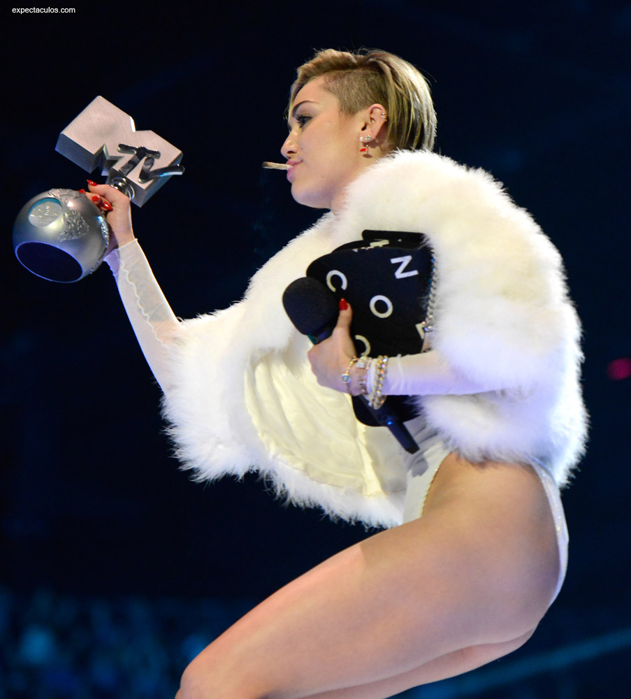 Miley Cyrus MTV EMA 2013