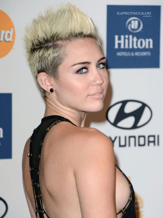 Miley Cyrus sideboob