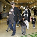 Brad Pitt y Angelina Jolie llegando con sus hijos