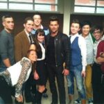 Foto de Ricky Martin con el elenco de Glee