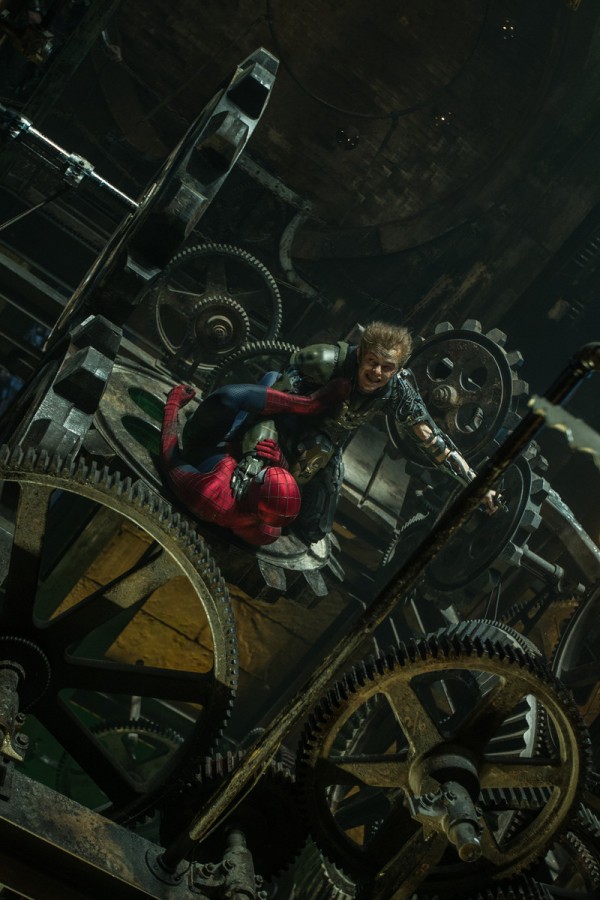 First clear look at Dane DeHaan's Harry Osbourn as Green Goblin from Amazing Spider-Man 2. - Imgur