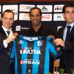 Presentan a Ronaldinho como jugador del Queretaro