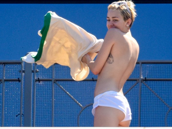 Miley-Cyrus-Sunbathes-Topless-on-a-Hotel-Balcony-in-Sydney-03