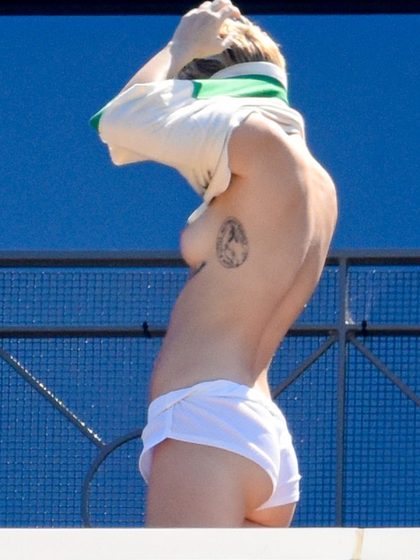 Miley-Cyrus-Sunbathes-Topless-on-a-Hotel-Balcony-in-Sydney-05