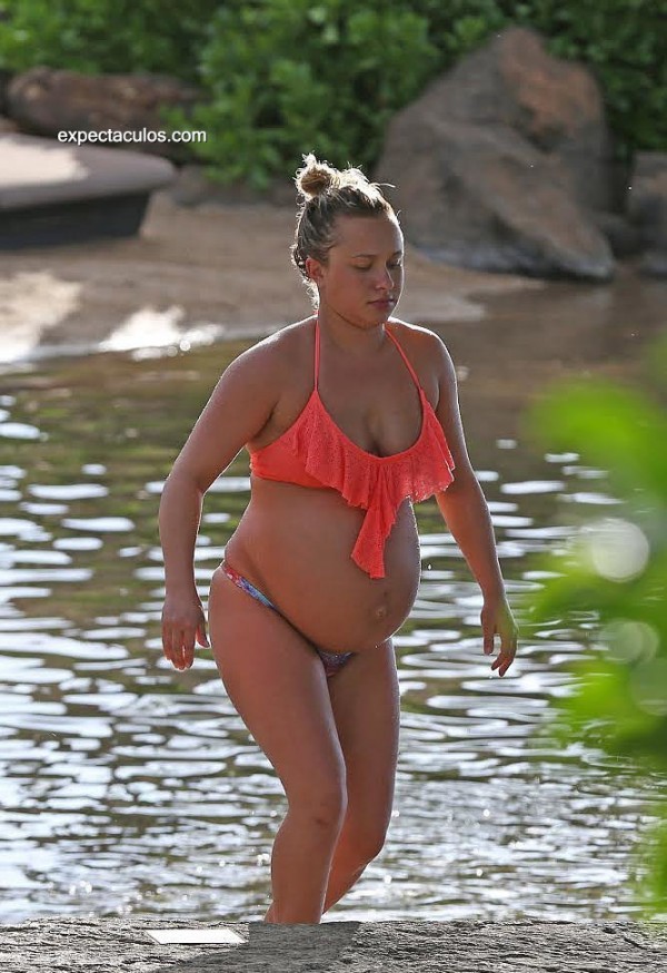 Hayden-Panettiere-Pregnant-Bikini-Pictures-1