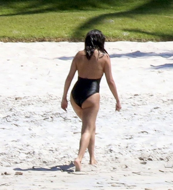 Selena-Gomez-Swimsuit-Candids-in-Mexico-2