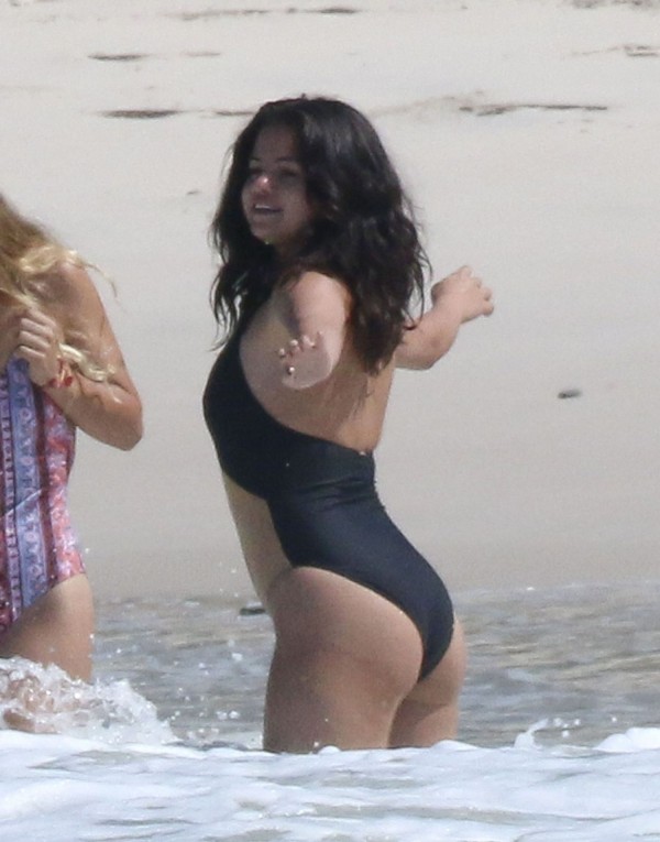 Selena-Gomez-Swimsuit-Candids-in-Mexico-3