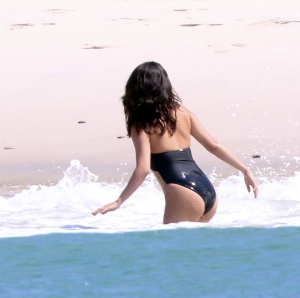 Selena-Gomez-Swimsuit-Candids-in-Mexico-6
