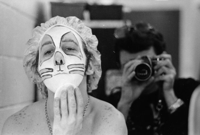 CIRCA 1975:  Drummer Peter Criss of the rock and roll band "Kiss" applies make-up backstage as photographer Waring Abbott takes a photo in the mirrror in circa 1975. (Photo by Waring Abbott/Michael Ochs Archives/Getty Images)