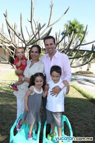 Carlos Loret de Mola y familia