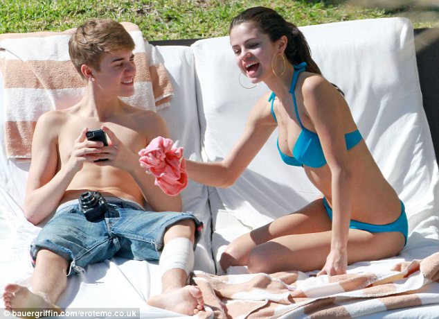 Selena Gomez y Justin Bieber se asolean