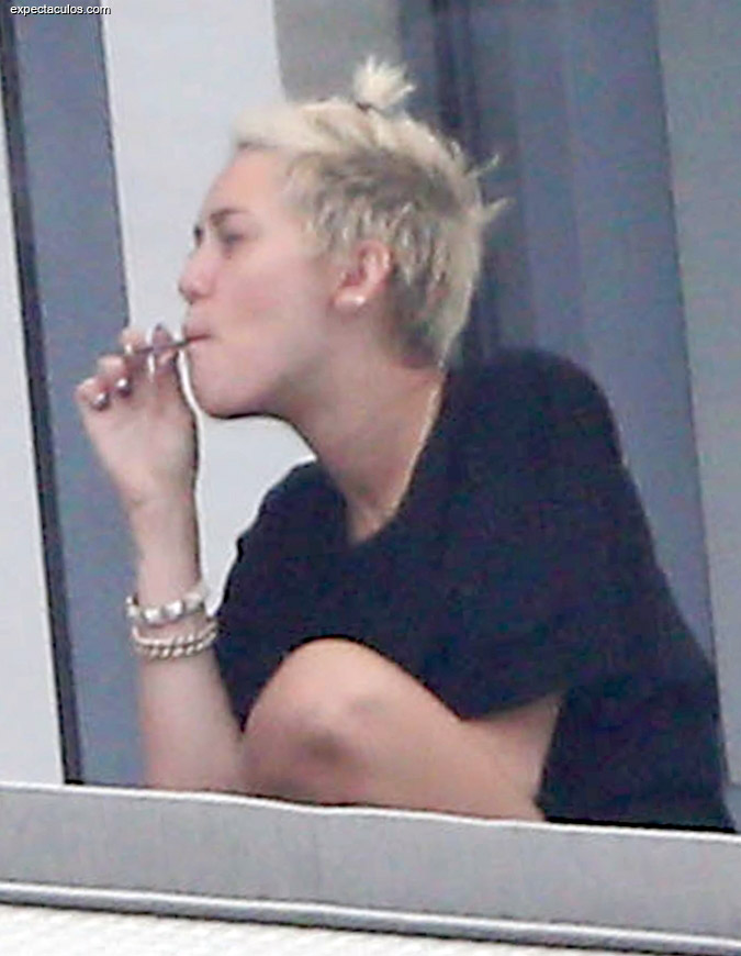 Miley Cyrus smoking marihuana
