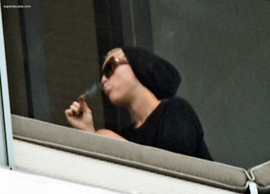 Miley Cyrus smoking marihuana