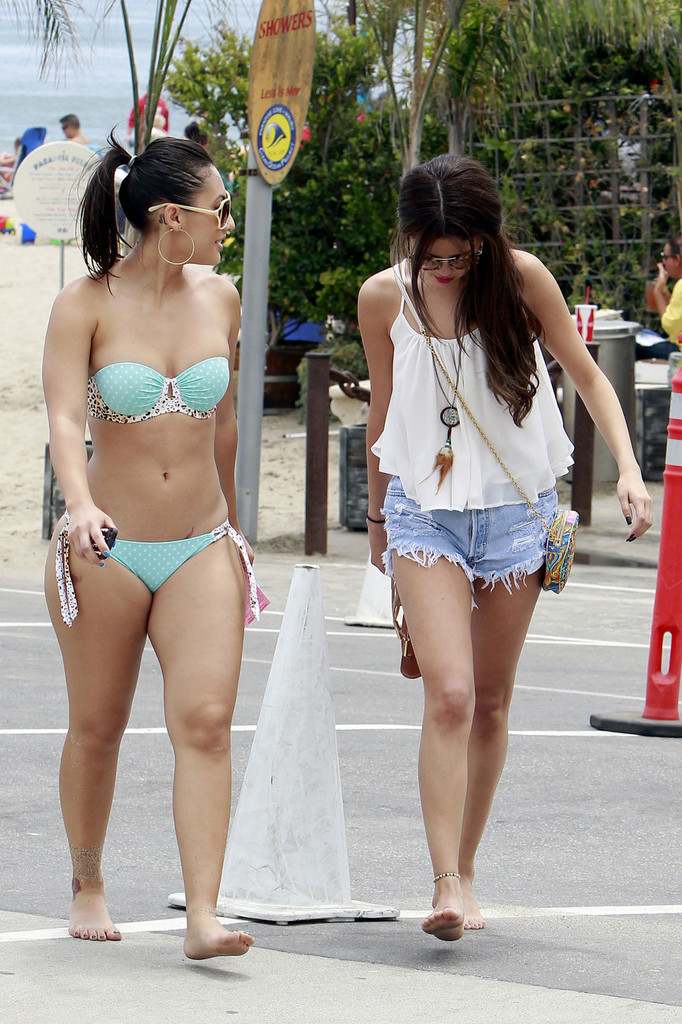 Francia Raisa en bikini con Selena Gomez