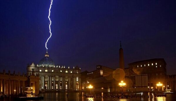 Le cae un rayo a Benedicto XVI