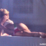 Shakira asoleandose en bikini en Miami
