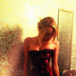 Miley Cyrus sube foto en corset a su twitter
