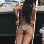 Rihanna en bikini y con manguera