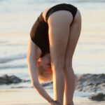 Miley Cyrus hace Yoga en la playa en bikini