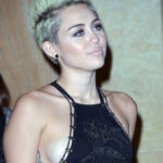 Miley Cyrus enseña de mas en fiesta de los Grammy