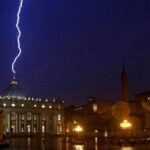 Cae rayo en Basilica de San Pedro tras renuncia de Benedicto XVI