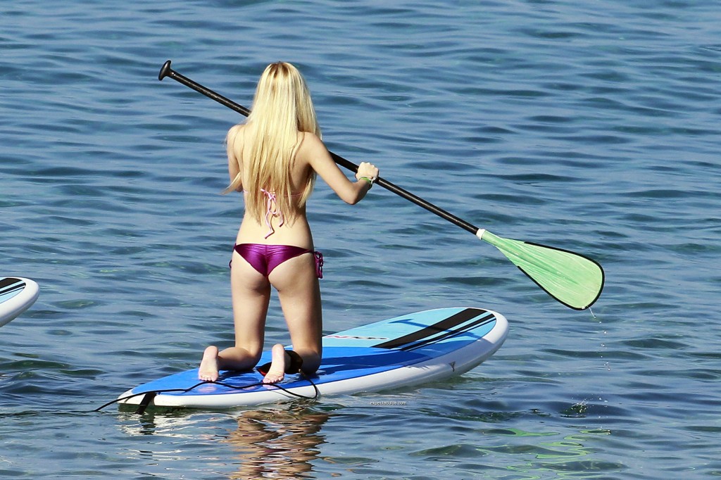 Ava_Sambora_paddleboarding4