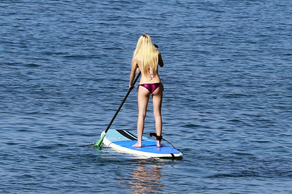 Ava_Sambora_paddleboarding6