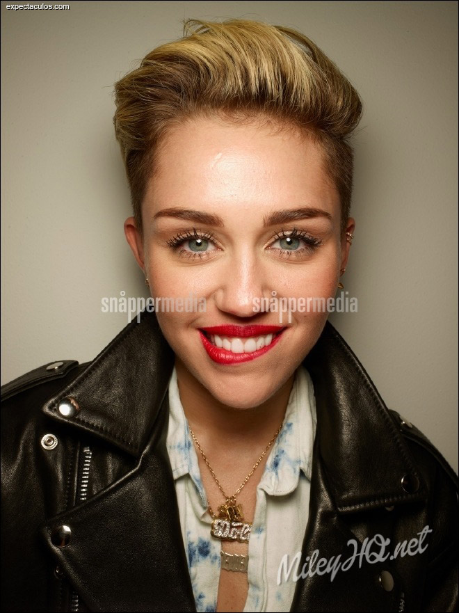 Miley cyrus doctor. Парень Майли Сайрус. Мама Майли Сайрус.