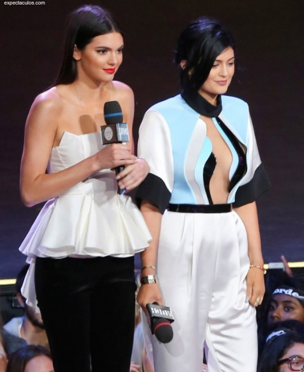 Kendall-and-Kylie-at-the-MuchMusic-Video-Awards-06-675x900
