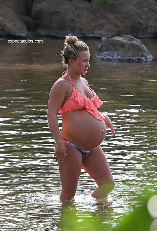 Hayden-Panettiere-Pregnant-Bikini-Pictures-2