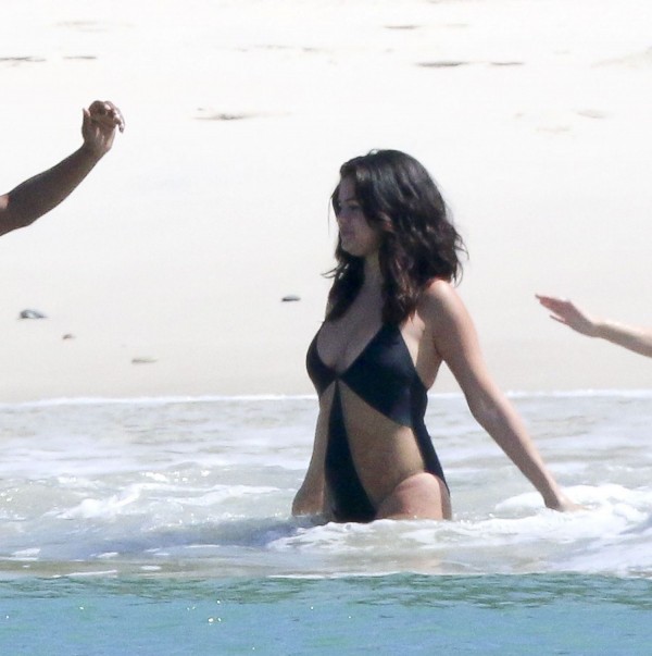 Selena-Gomez-Swimsuit-Candids-in-Mexico-5