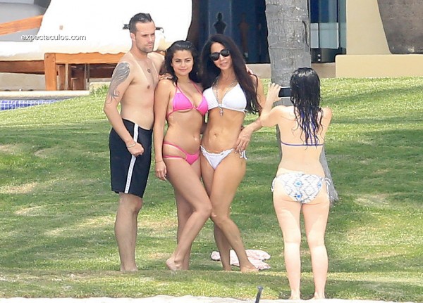 Selena-Gomez-Wearing-Pink-Bikini-Mexico-Pictures8