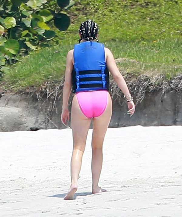 Kylie-Jenner-Swimsuit-Candids-in-Punta-Mita-13