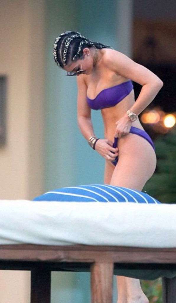 Kylie-Jenner-in-Bikini-in-Punta-Mita-7