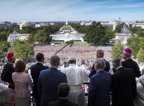 WASHINGTON, DC - SEPTEMBER 24:  Pope Francis waves to the crowd from the Speakers Balcony at the US Capitol, September 24, 2015 in Washington, DC. Pope Francis will be the first Pope to ever address a joint meeting of Congress. The Pope is on a six-day trip to the U.S., with stops in Washington, New York City and Philadelphia. (Photo by Doug Mills - Pool/Getty Images)